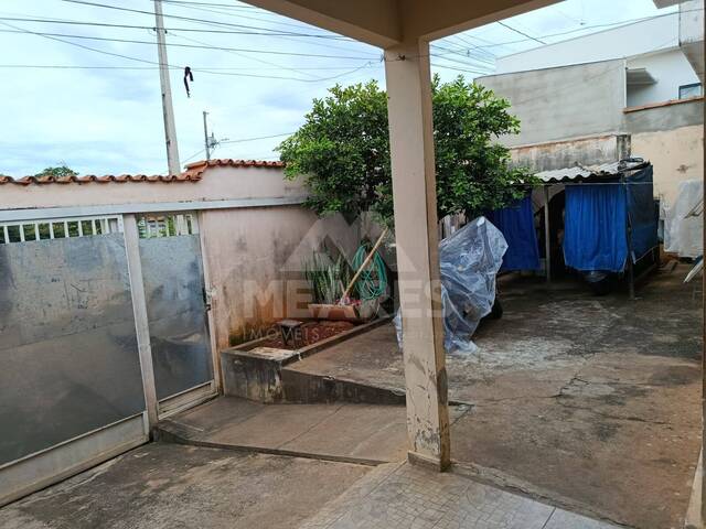 #2049 - Casa para Venda em Passos - MG - 1